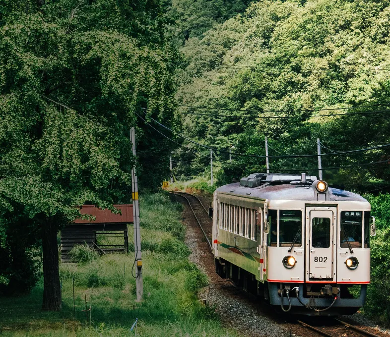 山々を走っている京都丹後鉄道