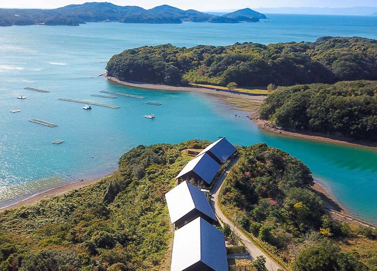 伊勢志摩国立公園内にあり、風光明媚な英虞湾の海岸線を望める（写真はイメージです）