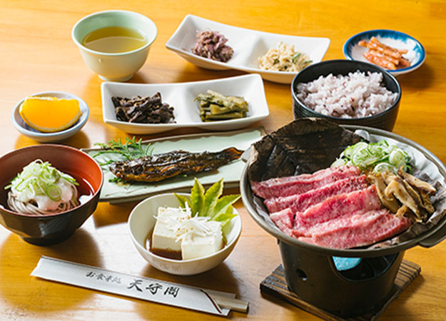 昼食の天守閣定食（写真はイメージです）。山菜などは季節によって変更になる場合がございます