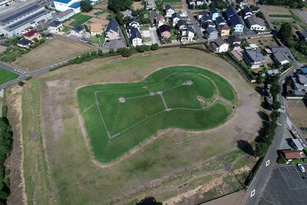 綿貫観音山古墳をキャストと見学します（写真提供：群馬県）