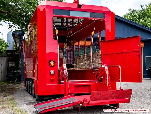 IKEBUSの車両外観3 車いす乗降車機材