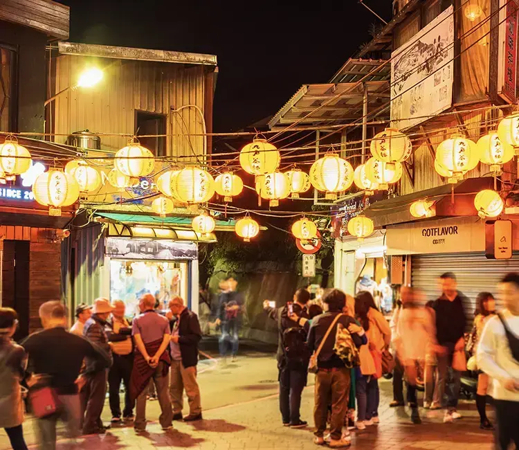 九份・十分・饒河夜市ツアーを楽しむ人々