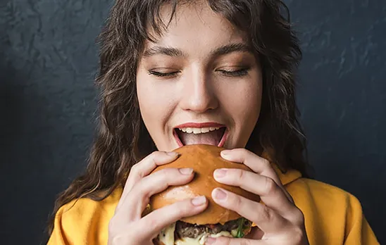 高速バス・夜行バスの飲食は大丈夫？どこまでOKか、避けるべき食べ物を解説